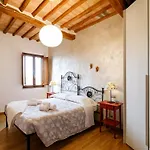 Guesthost - Podere Rural Chic - Garden & Parking