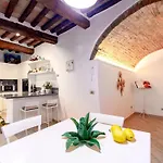 Guesthost - Podere Rural Chic - Garden & Parking