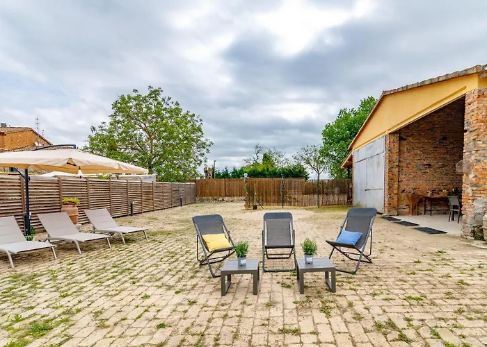 Guesthost - Podere Rural Chic - Garden & Parking Apartment Siena