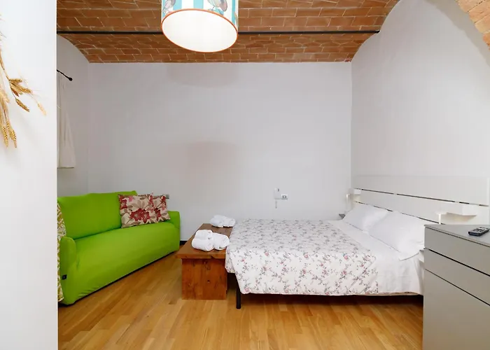 Guesthost - Podere Rural Chic - Garden & Parking Apartment *